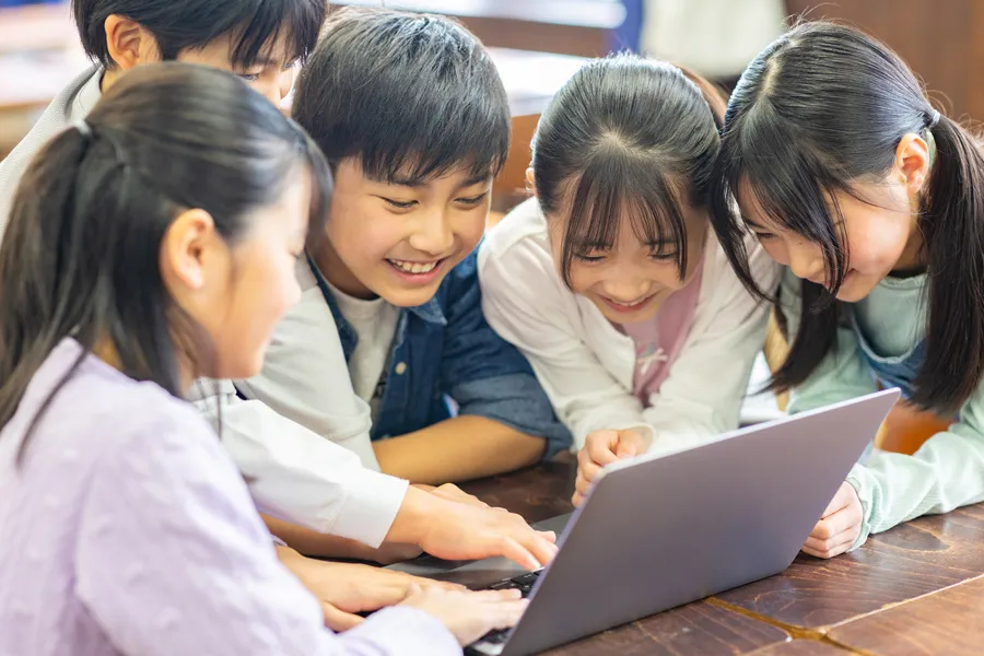 テクノロジーに<span class='orik'>ふれる。</span>
考える。伝える。
